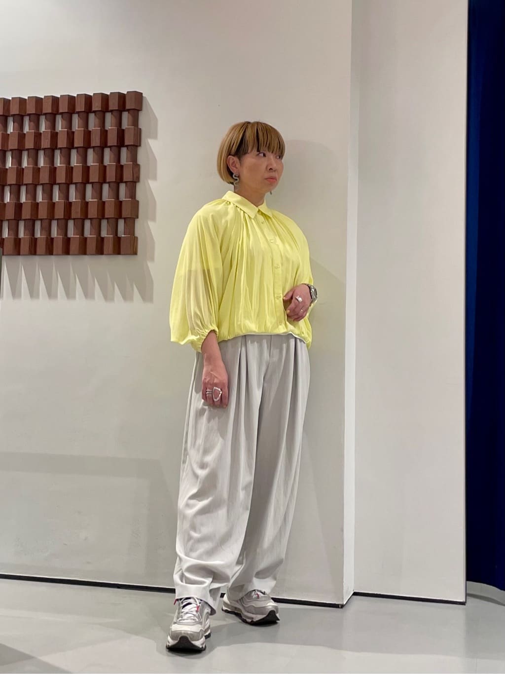 KOUさんの「INDIVI｜バルーンシアーブラウス【接触冷感】」を使ったコーディネート