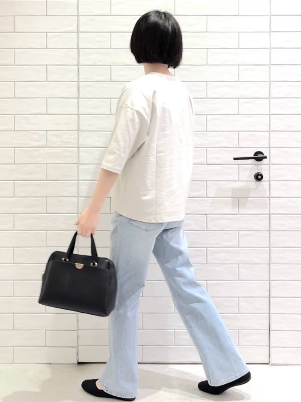 しおりさんの「OPAQUE.CLIP｜リラクシーロゴプリントTシャツ【洗濯機OK】」を使ったコーディネート