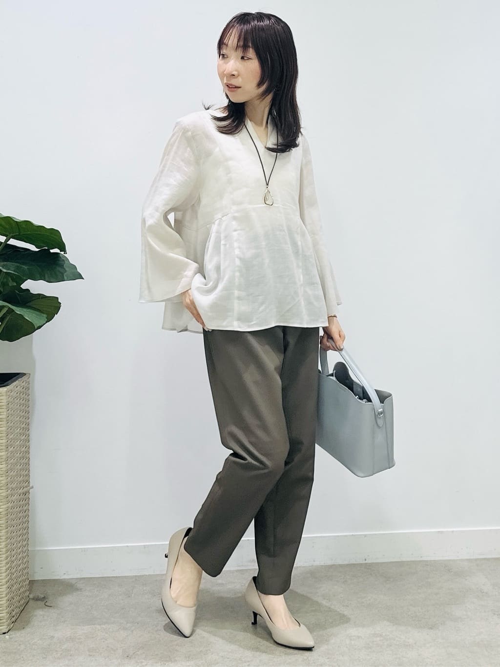 Miwaさんの「UNTITLED｜【接触冷感/麻混/洗える】ドライタッチキーネックブラウス」を使ったコーディネート