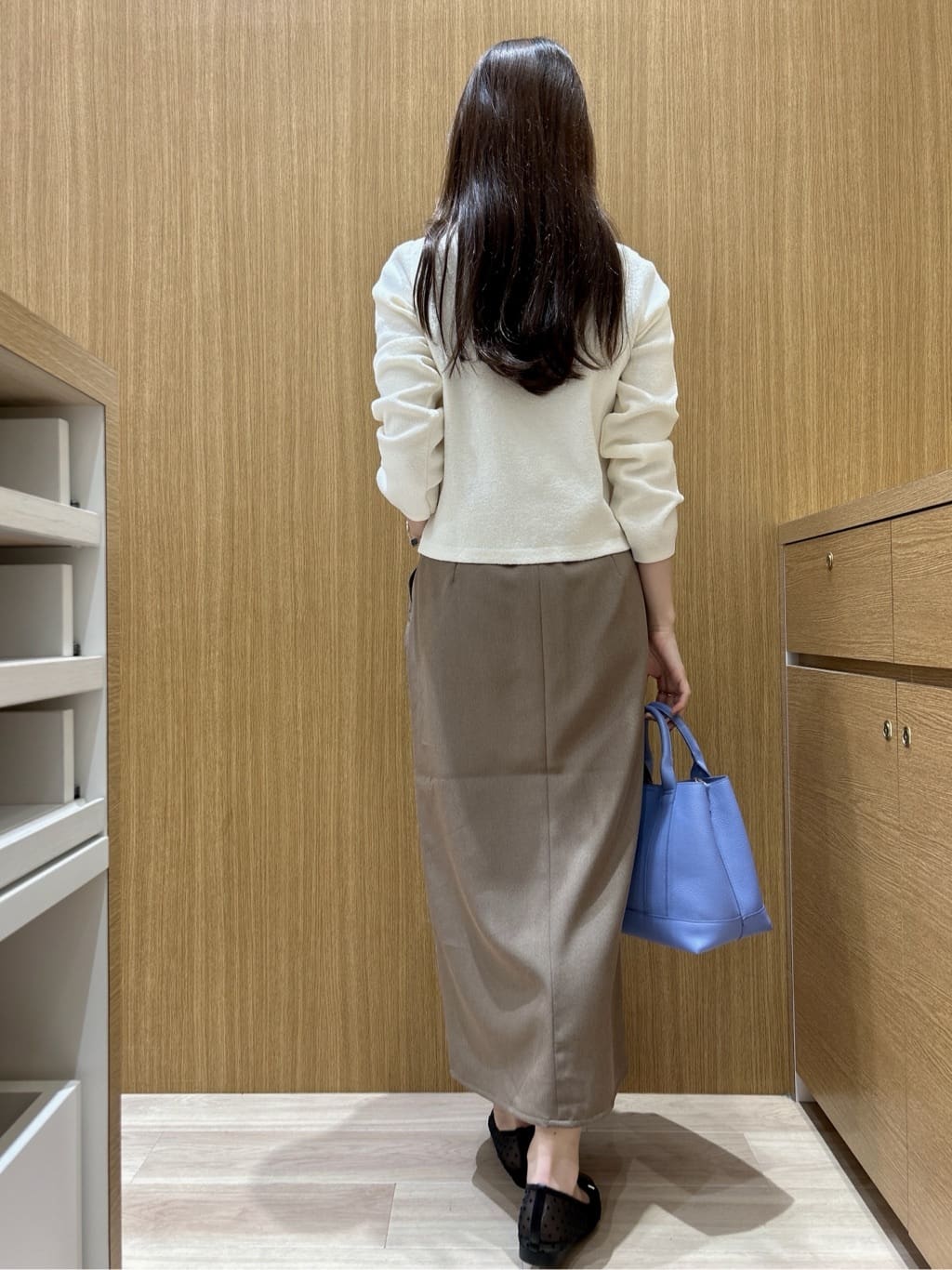 maiさんの「OPAQUE.CLIP｜ブークレ金ボタンニットカーディガン【洗濯機OK】」を使ったコーディネート
