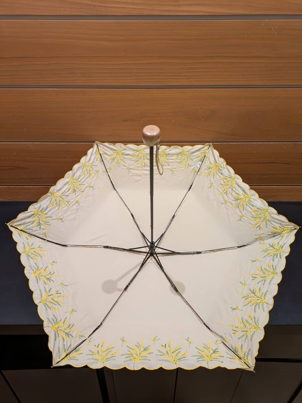 kuruさんの「SHOO･LA･RUE｜【晴雨兼用】ミモザ刺繍折りたたみ傘【because】」を使ったコーディネート