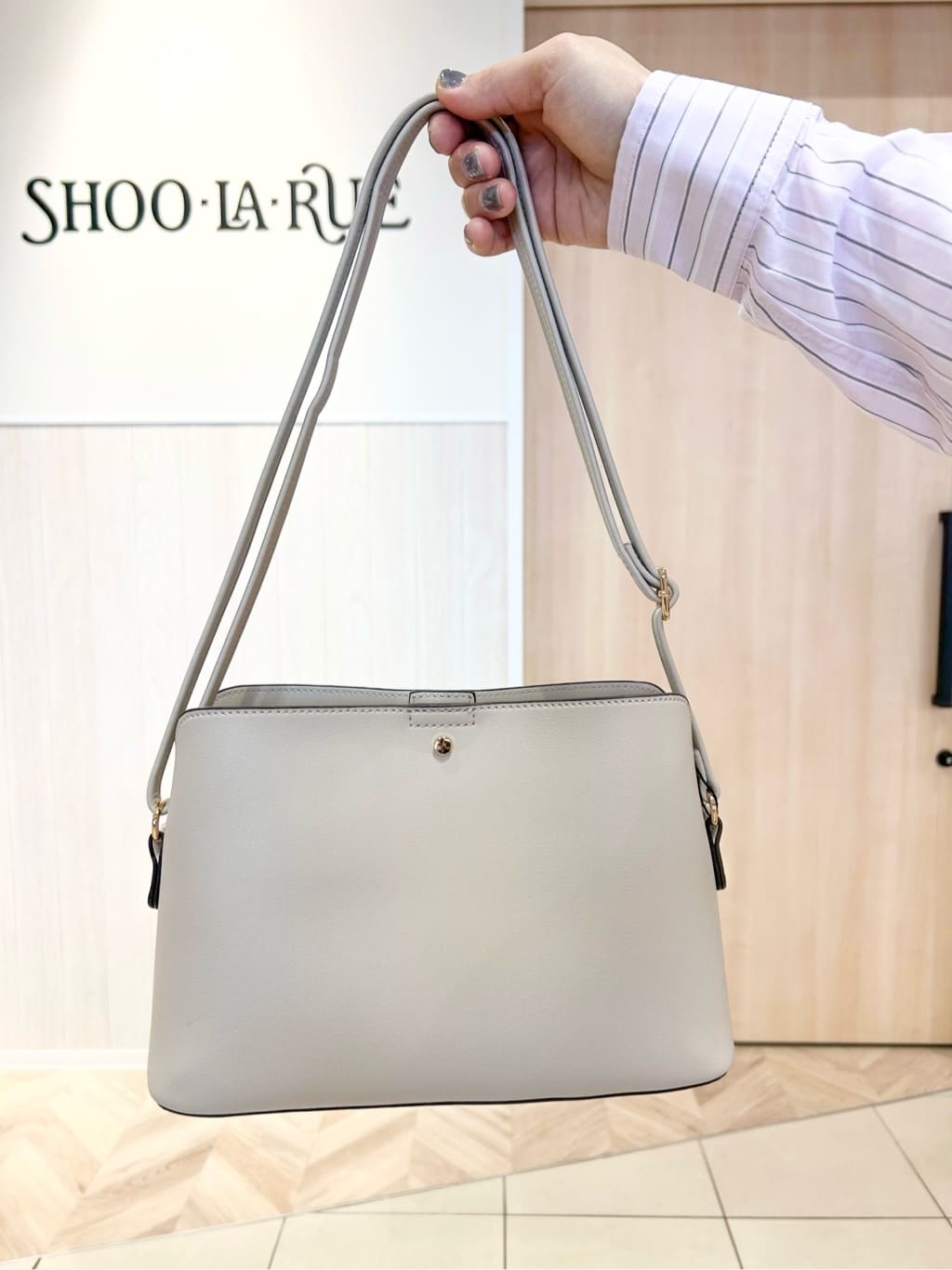 tomoさんの「SHOO･LA･RUE｜【UV/抗菌防臭/洗濯機可】小さめロゴの大人スムースロンT」を使ったコーディネート