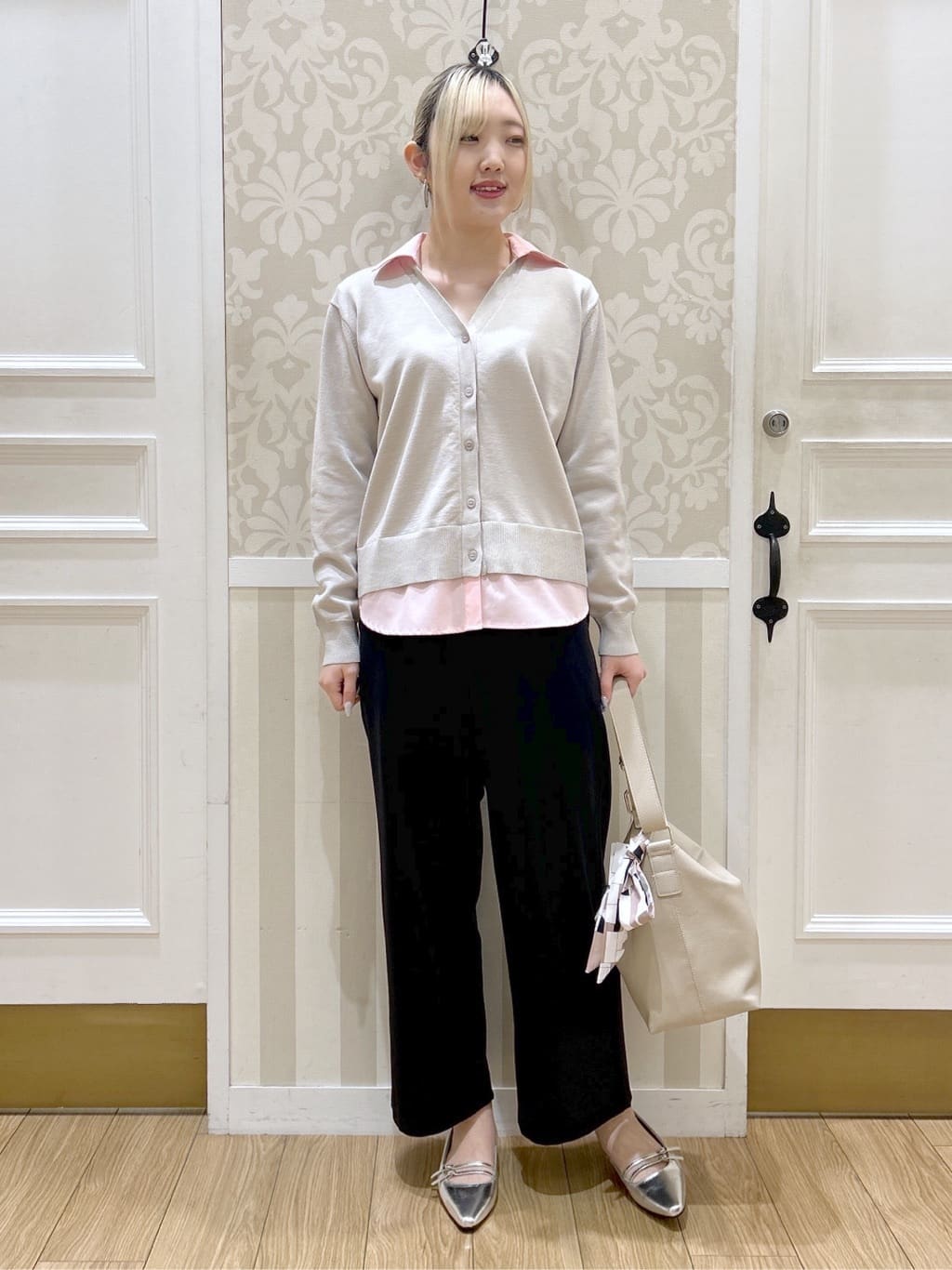 望 愛さんの「grove｜【撥水／シルエット2WAY】羽織るだけでサマになる、スタンドネックテントラインコート」を使ったコーディネート