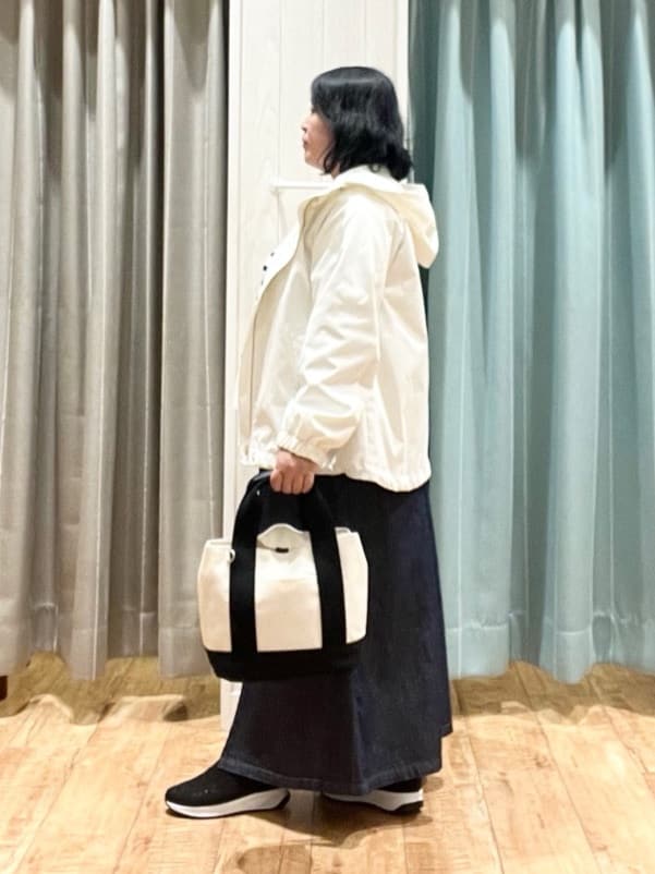 あやさんの「SHOO･LA･RUE｜【防花粉/高レビュー】きれいもかっこいいも叶える 欲張りマウンテンパーカ」を使ったコーディネート