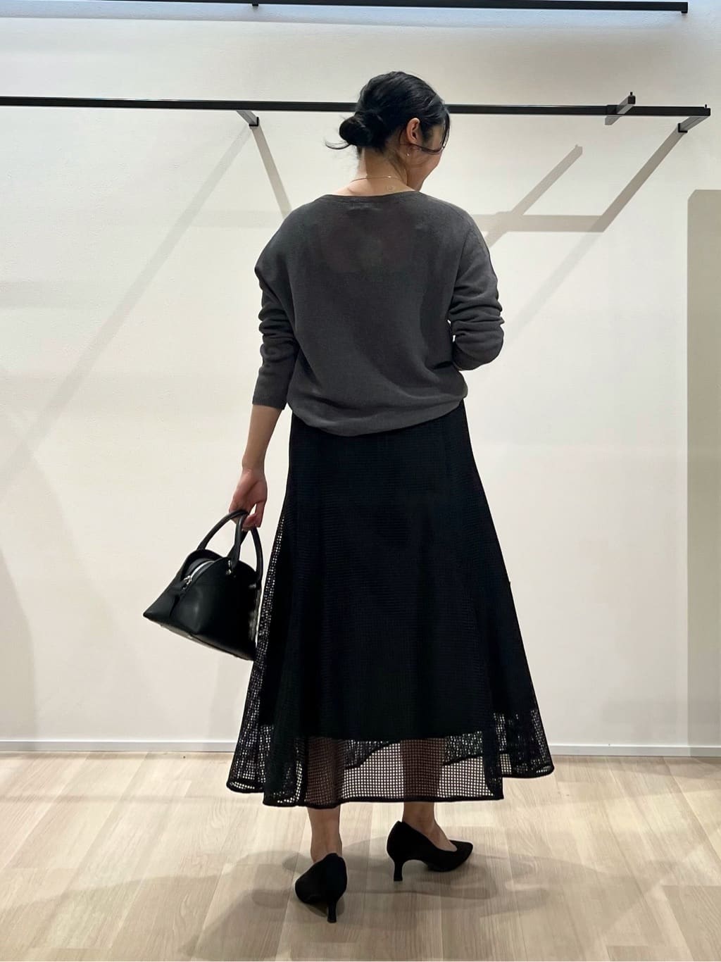 TOMOMIさんの「UNTITLED｜【8色展開/程よい透け感】ドライタッチボートネックニット」を使ったコーディネート