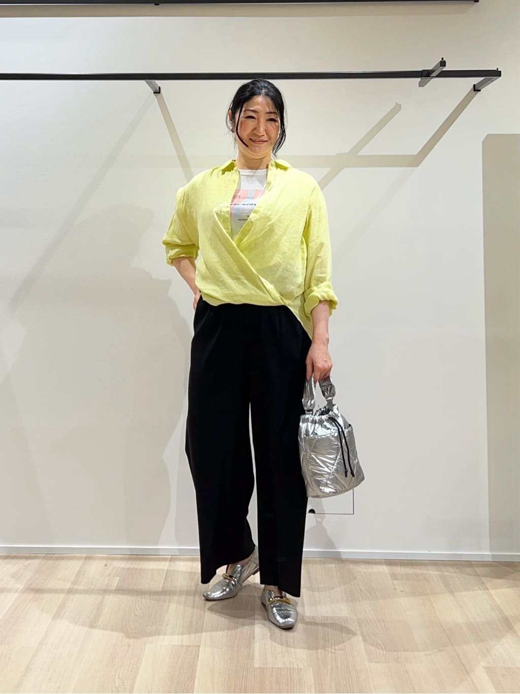 TOMOMIさんの「UNTITLED｜【接触冷感／2WAY】カシュクールリネンシャツ」を使ったコーディネート