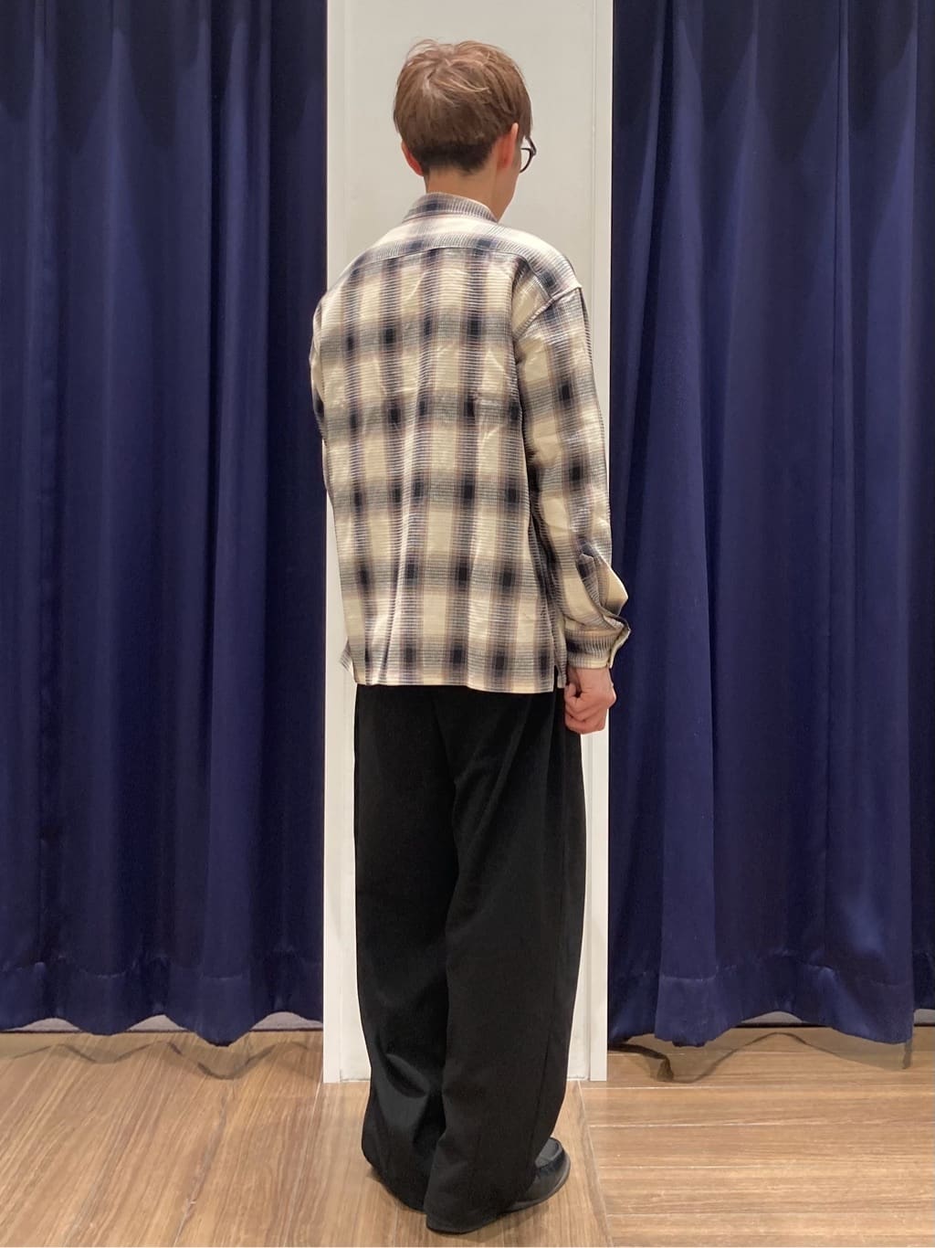 つーじーさんの「THE SHOP TK｜【半歩先のオシャレ】バレルレッグ パンツ 洗濯機OK」を使ったコーディネート