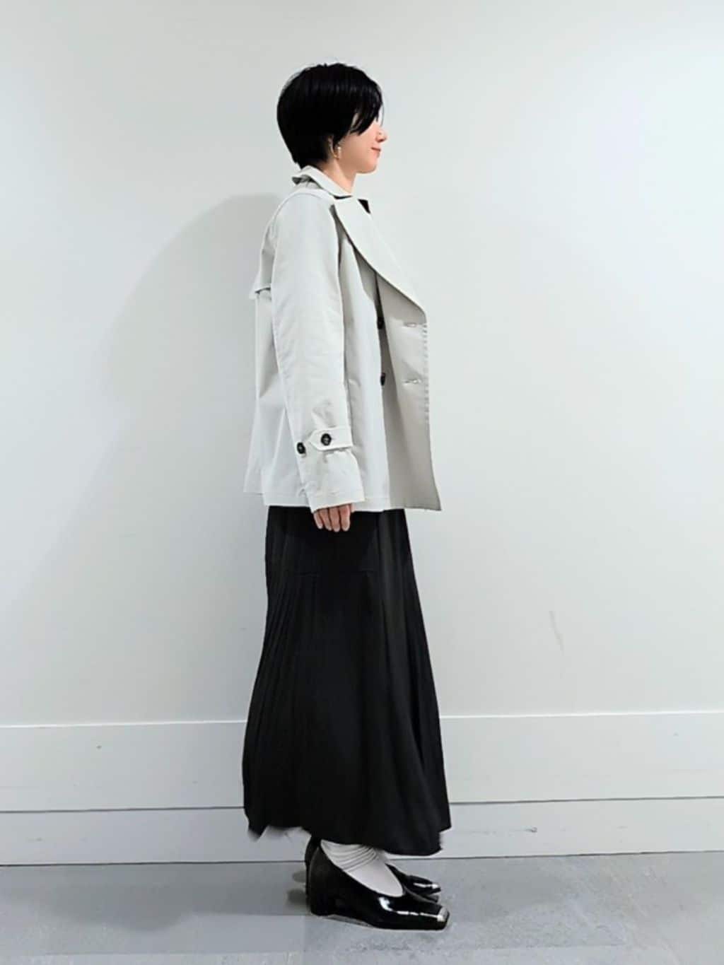 ミズタさんの「UNTITLED｜【定番人気/はっ水/洗える】タスランショートトレンチコート」を使ったコーディネート
