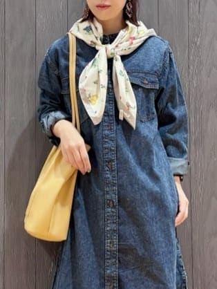 meiさんの「SHOO･LA･RUE｜【ライトオンスデニム/S-LL/体型カバー】首元すっきり ワンピにもなるロングデニムシャツ」を使ったコーディネート