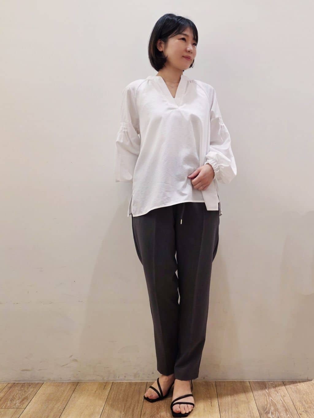 yuyuさんの「OPAQUE.CLIP｜スキッパーボリュームスリーブブラウス【洗濯機OK】」を使ったコーディネート