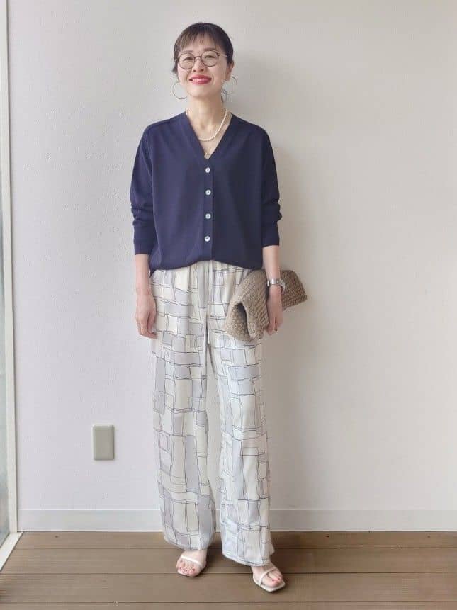 MUTSUKOさんの「UNTITLED｜【セットアップ可/洗える】シアーVネックカーディガン」を使ったコーディネート
