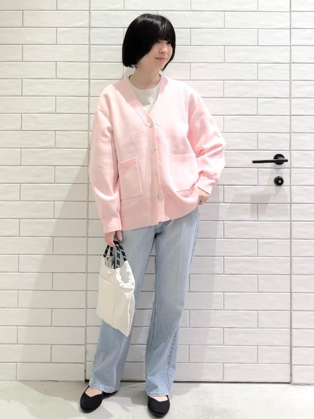 しおりさんの「OPAQUE.CLIP｜リラクシーロゴプリントTシャツ【洗濯機OK】」を使ったコーディネート