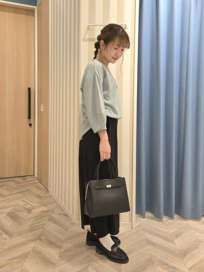 Ikumiさんの「SHOO･LA･RUE｜【洗濯機可/S-LL】腰まわりを自然にカバーする ラップ風ナロースカート」を使ったコーディネート