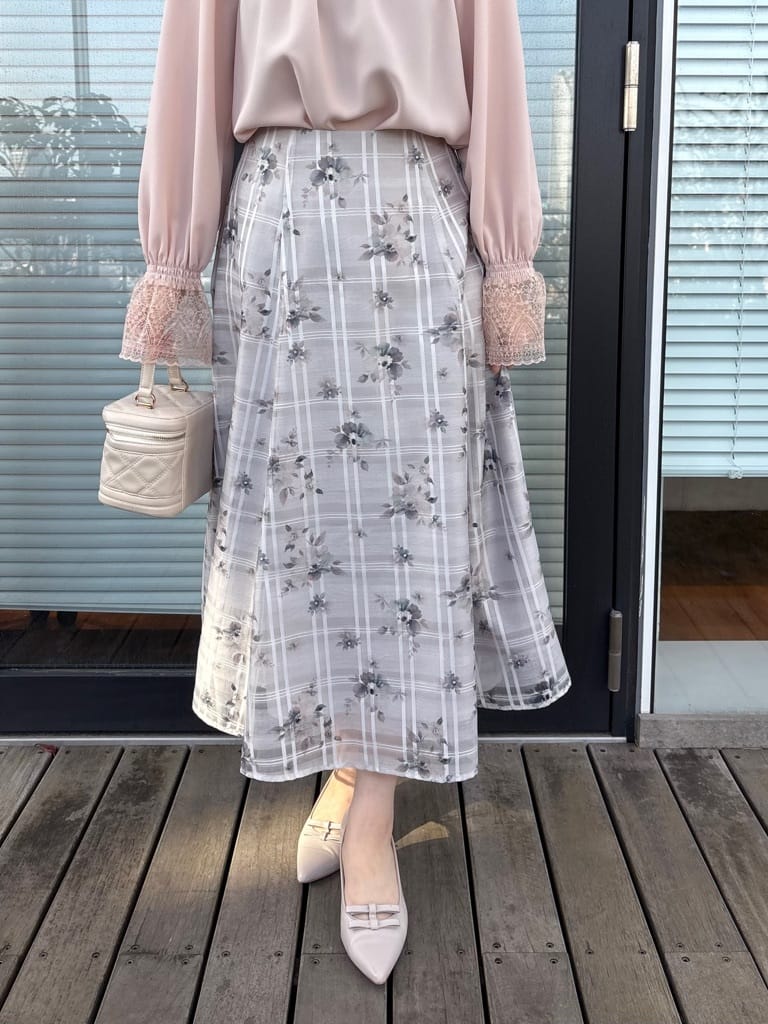 AOIさんの「Couture brooch｜【通勤・着映え】レースカフス ピコシャーリング バックリボンブラウス」を使ったコーディネート