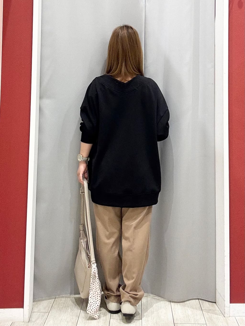 shioさんの「SHOO･LA･RUE｜【洗濯機可】インせずすっきり見え　優しい雰囲気のVネックトップス」を使ったコーディネート