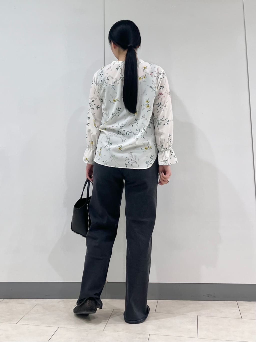 hasuさんの「INDIVI｜【SETUP可能】モダンフラワー柄キャンディスリーブブラウス」を使ったコーディネート