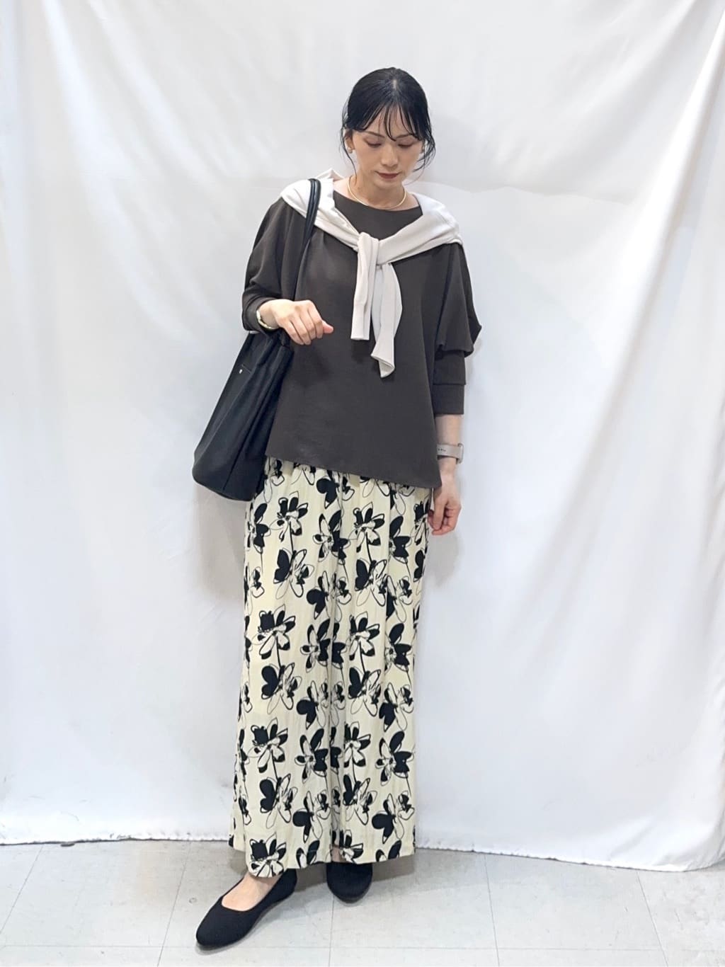 𝐇𝐢𝐫𝐨𝐦𝐢さんの「SHOO･LA･RUE｜【洗濯機可/UV】さらっとしたタッチが心地よい ショート丈 Vネックカーディガン」を使ったコーディネート