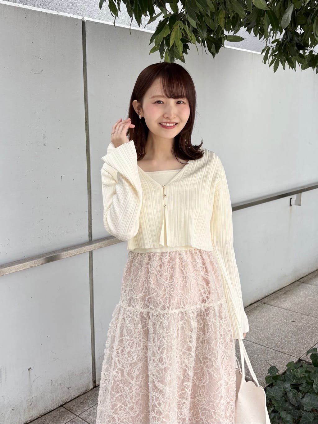 みさかさんの「index｜シェル&times;エッジメタルしずくピアス」を使ったコーディネート