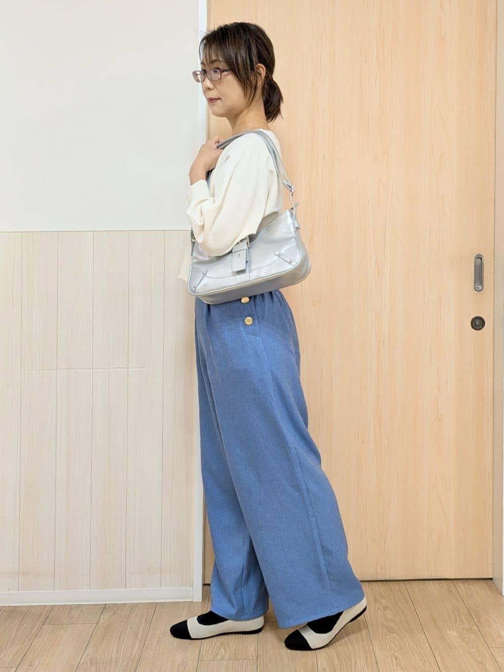 YuAさんの「SHOO･LA･RUE｜【高レビュー/S-LL】穿くだけすっきりシルエット サイドボタン付き デニム風ワイドパンツ」を使ったコーディネート