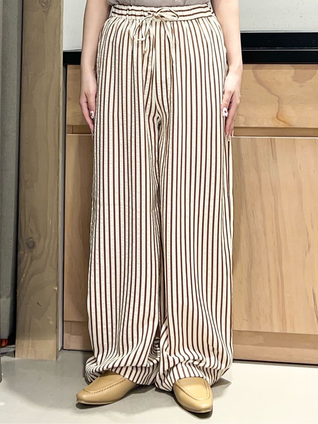 かのさんの「THE SHOP TK｜【後ろ姿もサマになる】バックシャーリングシャツ」を使ったコーディネート