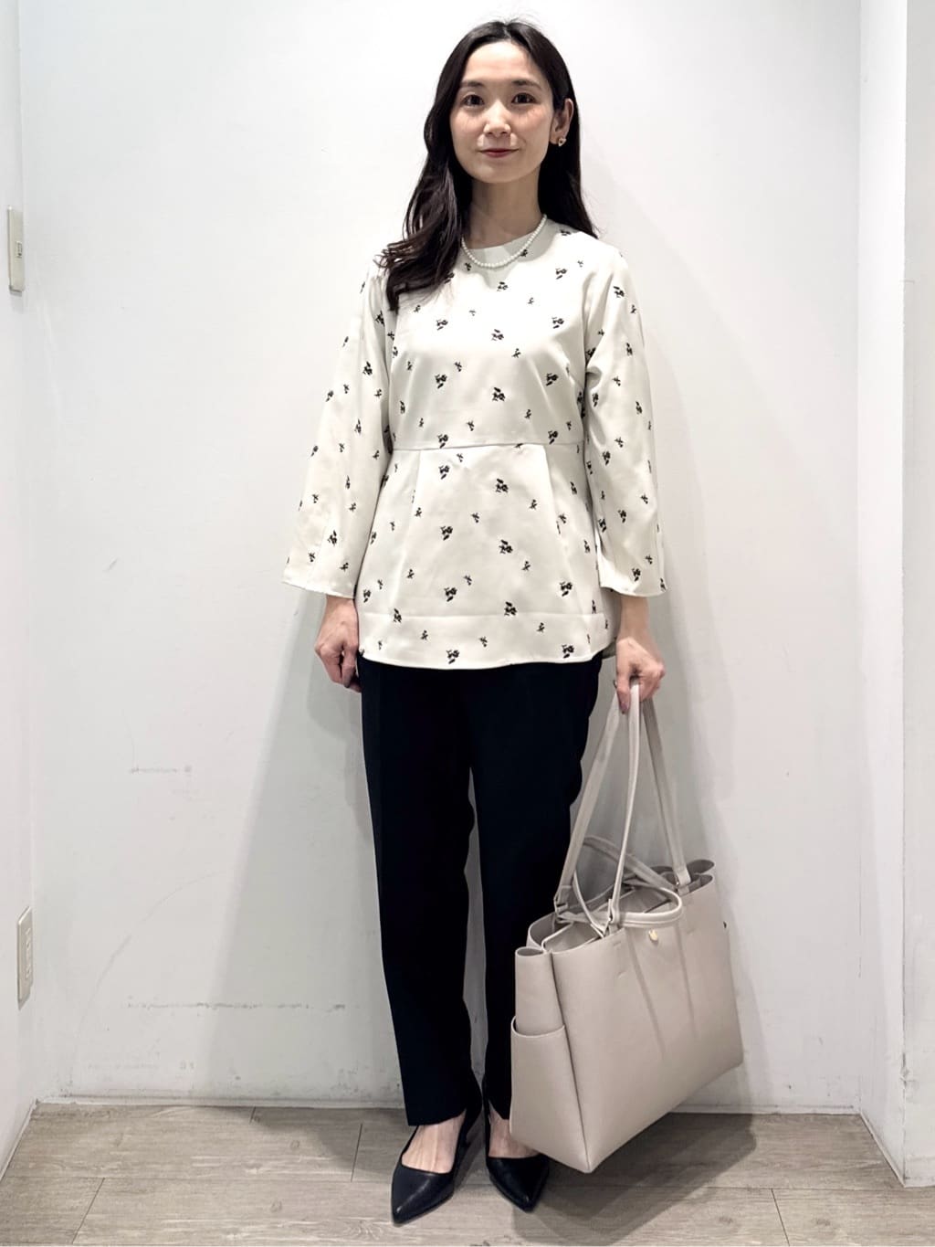 yuicciさんの「OPAQUE.CLIP｜フラワー刺繍ペプラムブラウス【洗濯機OK】」を使ったコーディネート
