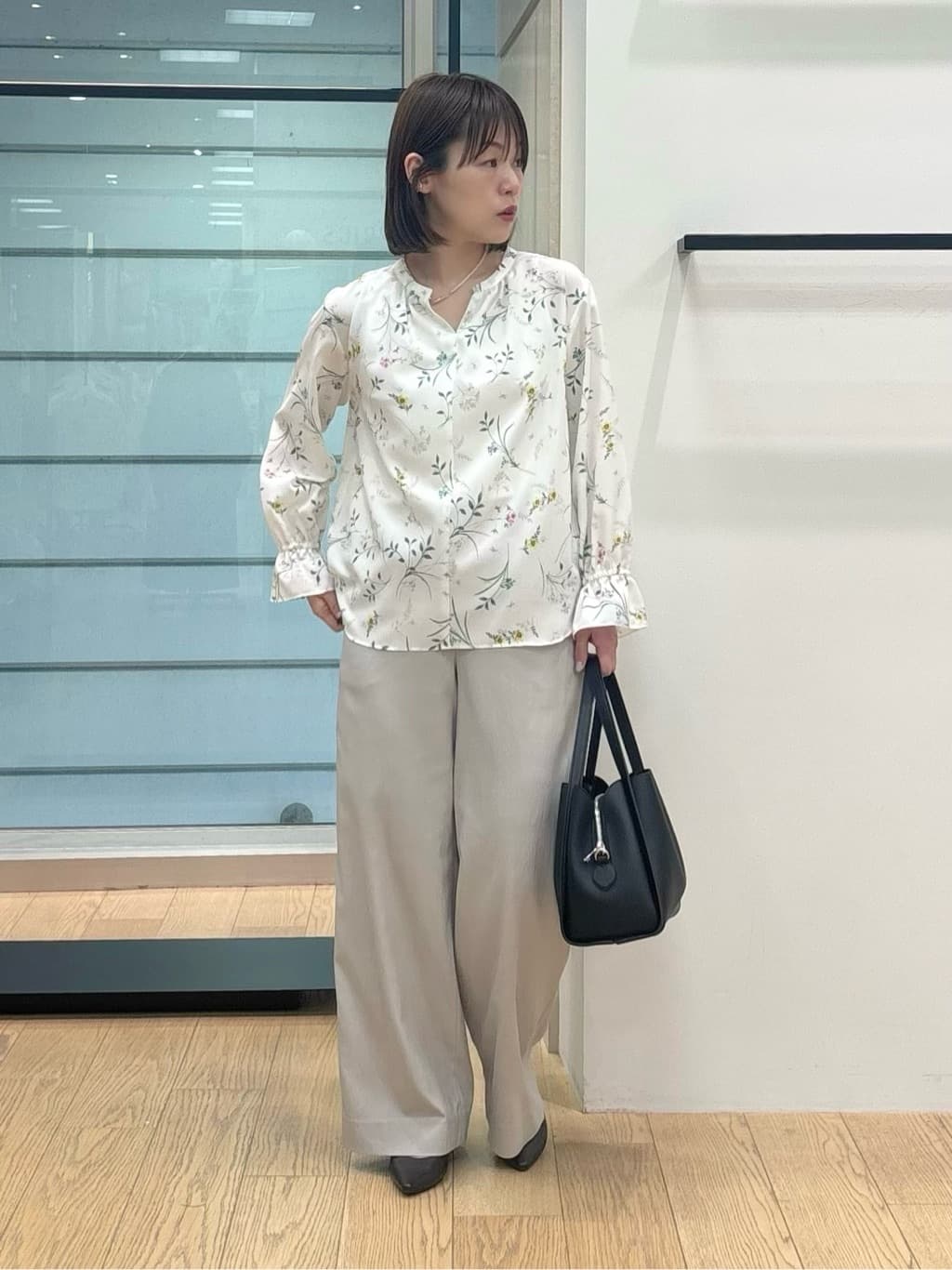 asamiさんの「INDIVI｜【SETUP可能】モダンフラワー柄キャンディスリーブブラウス」を使ったコーディネート