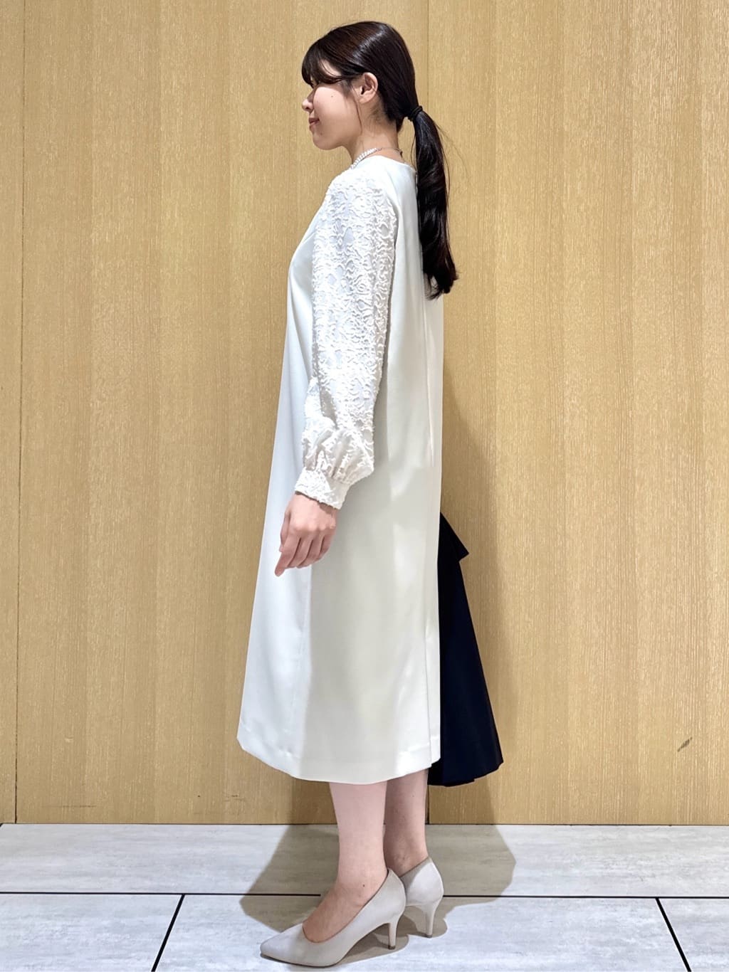 nanaさんの「UNTITLED｜◆【お呼ばれドレス/洗える】カットジャカードスリーブ ワンピース」を使ったコーディネート