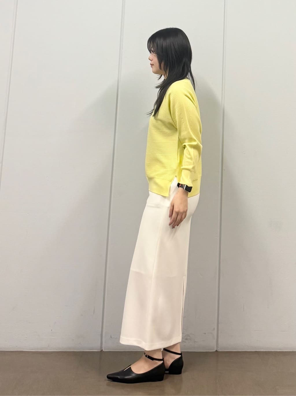 mizukiさんの「INDIVI｜【撥水/軽量】ミドル丈 ミニマルトレンチコート」を使ったコーディネート