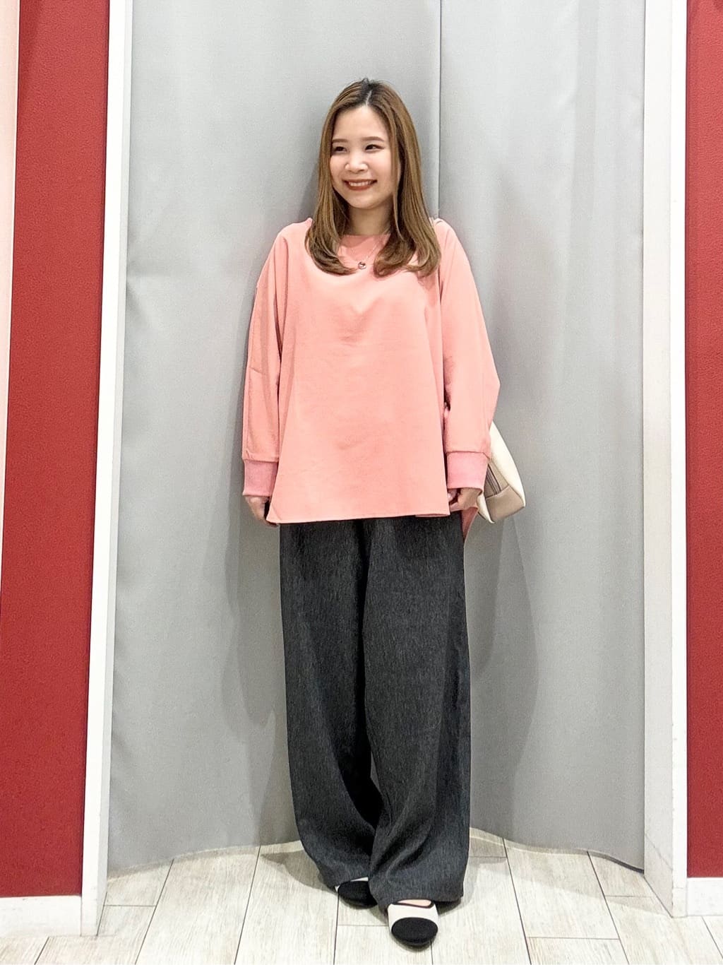 shioさんの「SHOO･LA･RUE｜【着丈選べる/体型カバー/洗濯機可】さらさらとろん ドルマンブラウス」を使ったコーディネート
