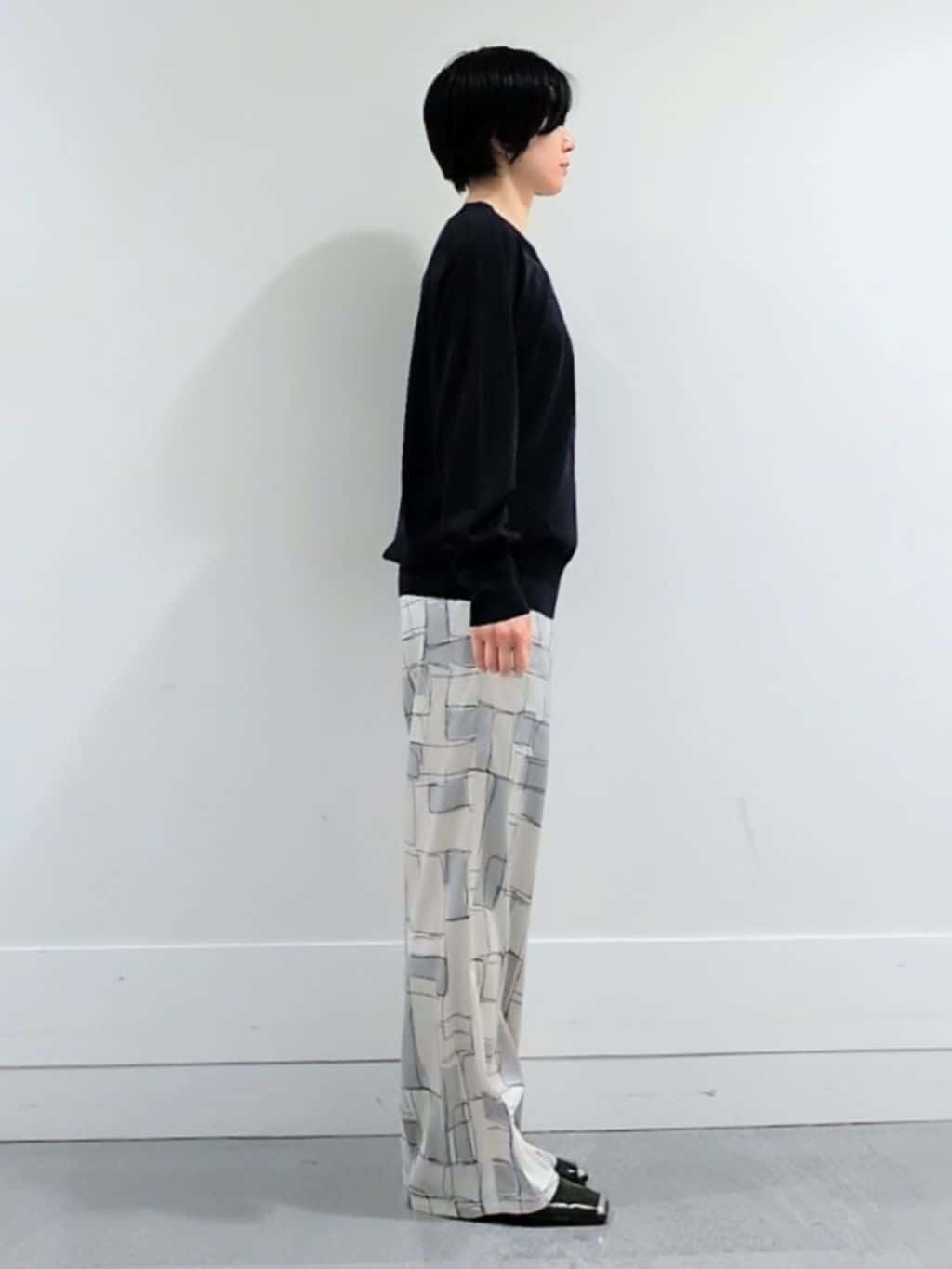 ミズタさんの「UNTITLED｜【アンサンブル可/洗える】シアーVネックニット」を使ったコーディネート