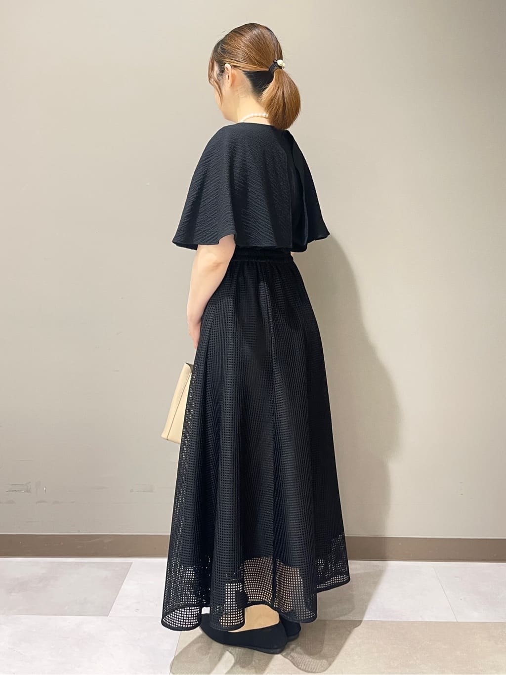 Tomoさんの「UNTITLED｜【洗える/ストレッチ性/フェミニン】ケープデザインブラウス」を使ったコーディネート