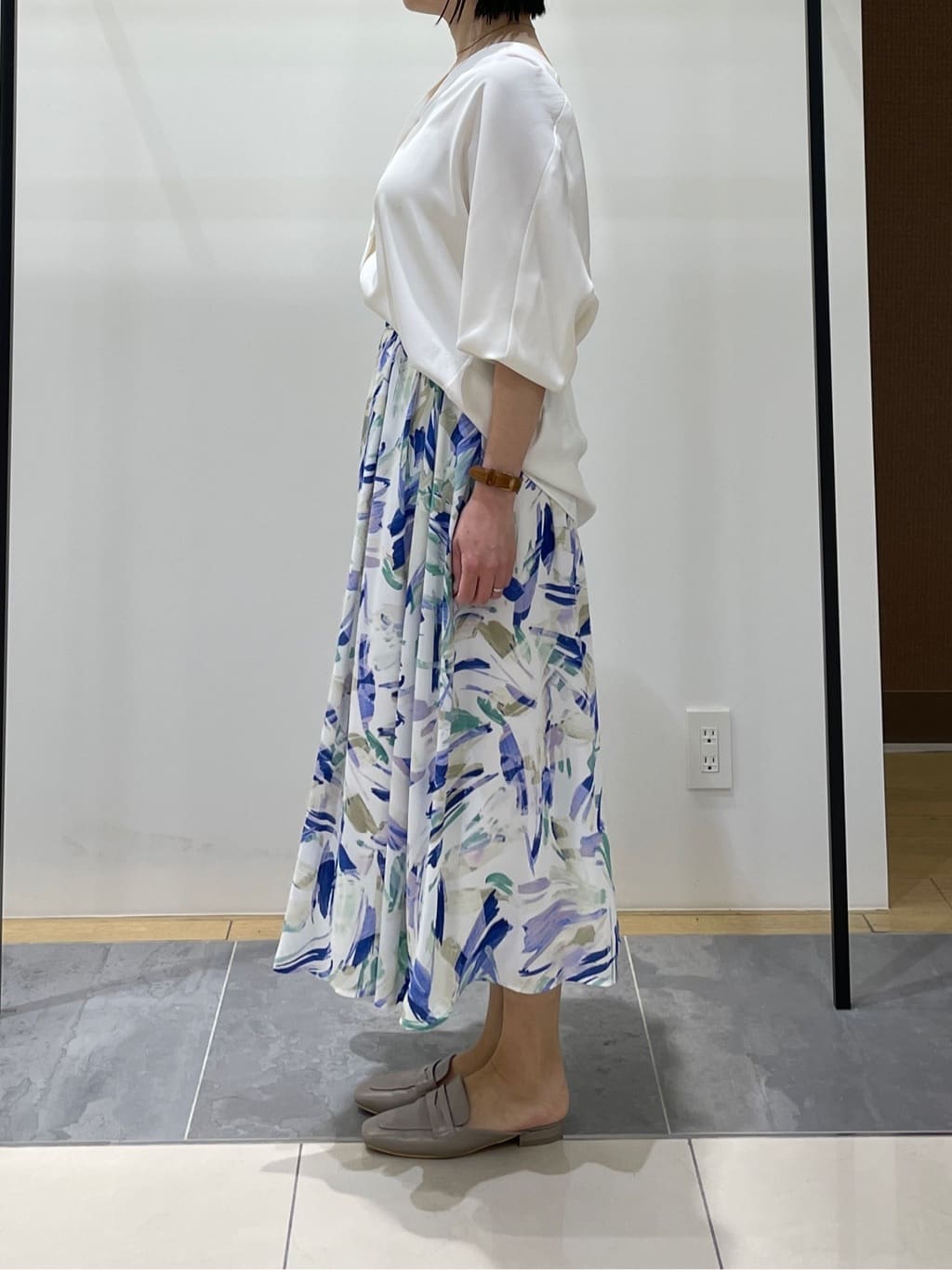 shihoさんの「INDIVI｜【洗える／UVケア／マットサテン】Vネックドルマンスリーブブラウス」を使ったコーディネート