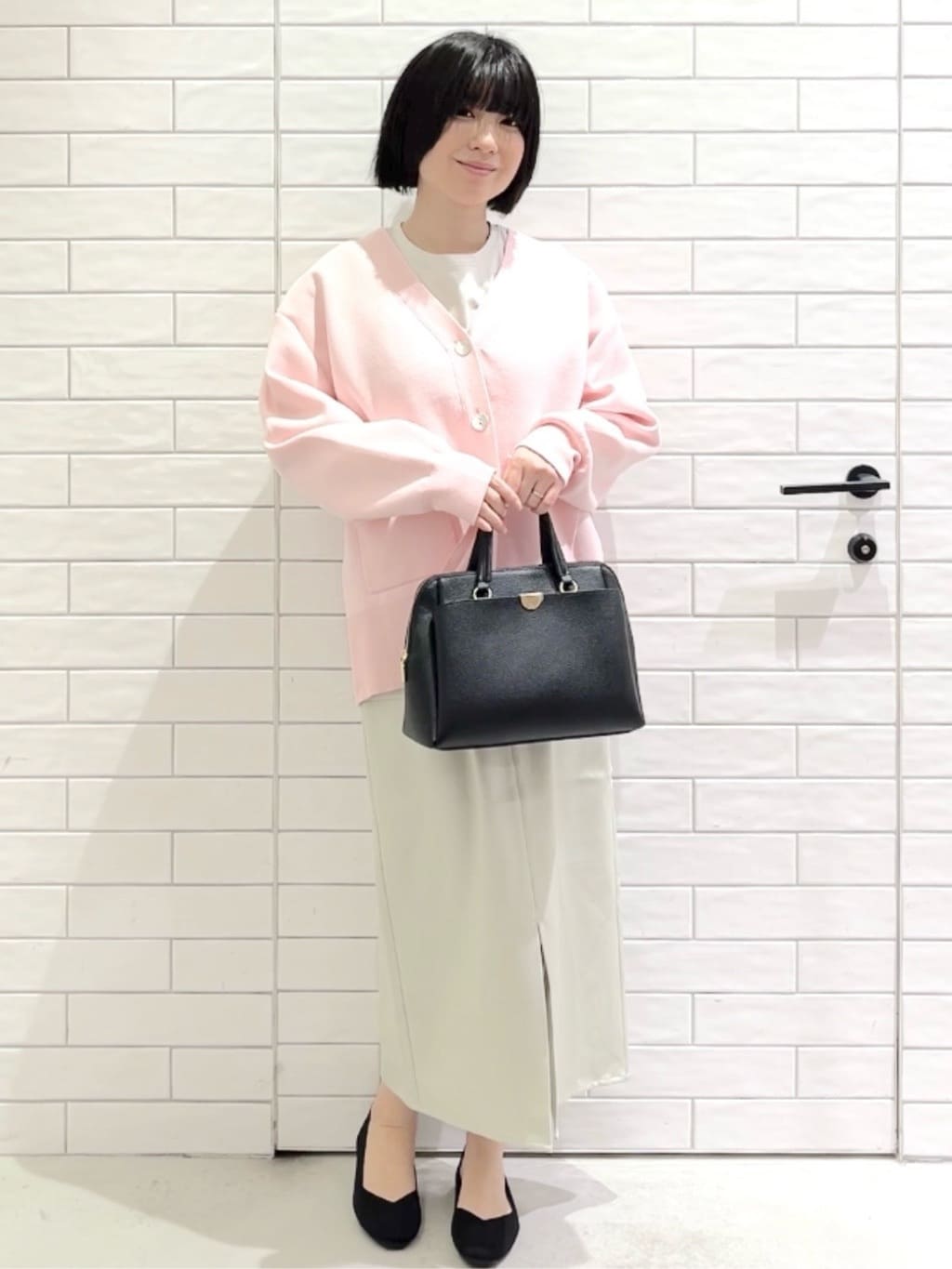 しおりさんの「OPAQUE.CLIP｜リラクシーロゴプリントTシャツ【洗濯機OK】」を使ったコーディネート