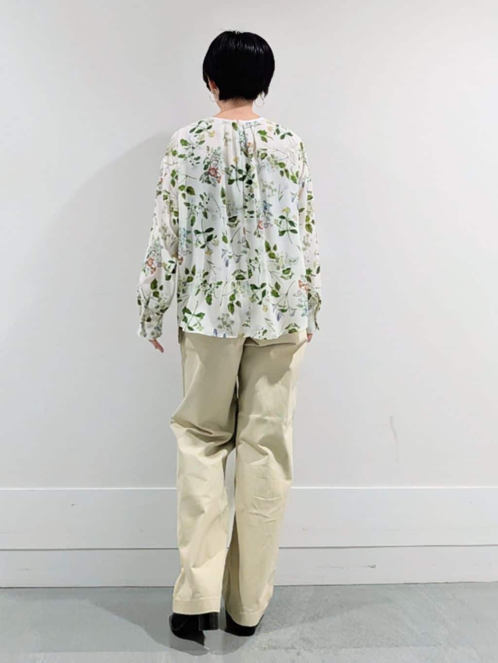 ミズタさんの「UNTITLED｜【花柄/洗える】ボタニカルブラウス」を使ったコーディネート