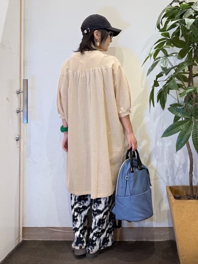 misakiさんの「SHOO･LA･RUE｜【洗濯機可/S-LL】1枚でも羽織でも キーネックシャツワンピース」を使ったコーディネート
