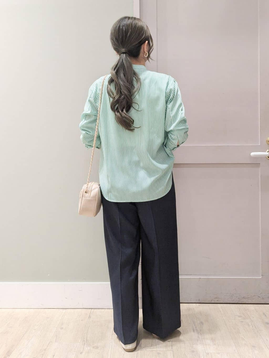 kuwawaさんの「grove｜【貴島明日香さん着用】お仕事も普段も。今どきワークシャツブラウス」を使ったコーディネート