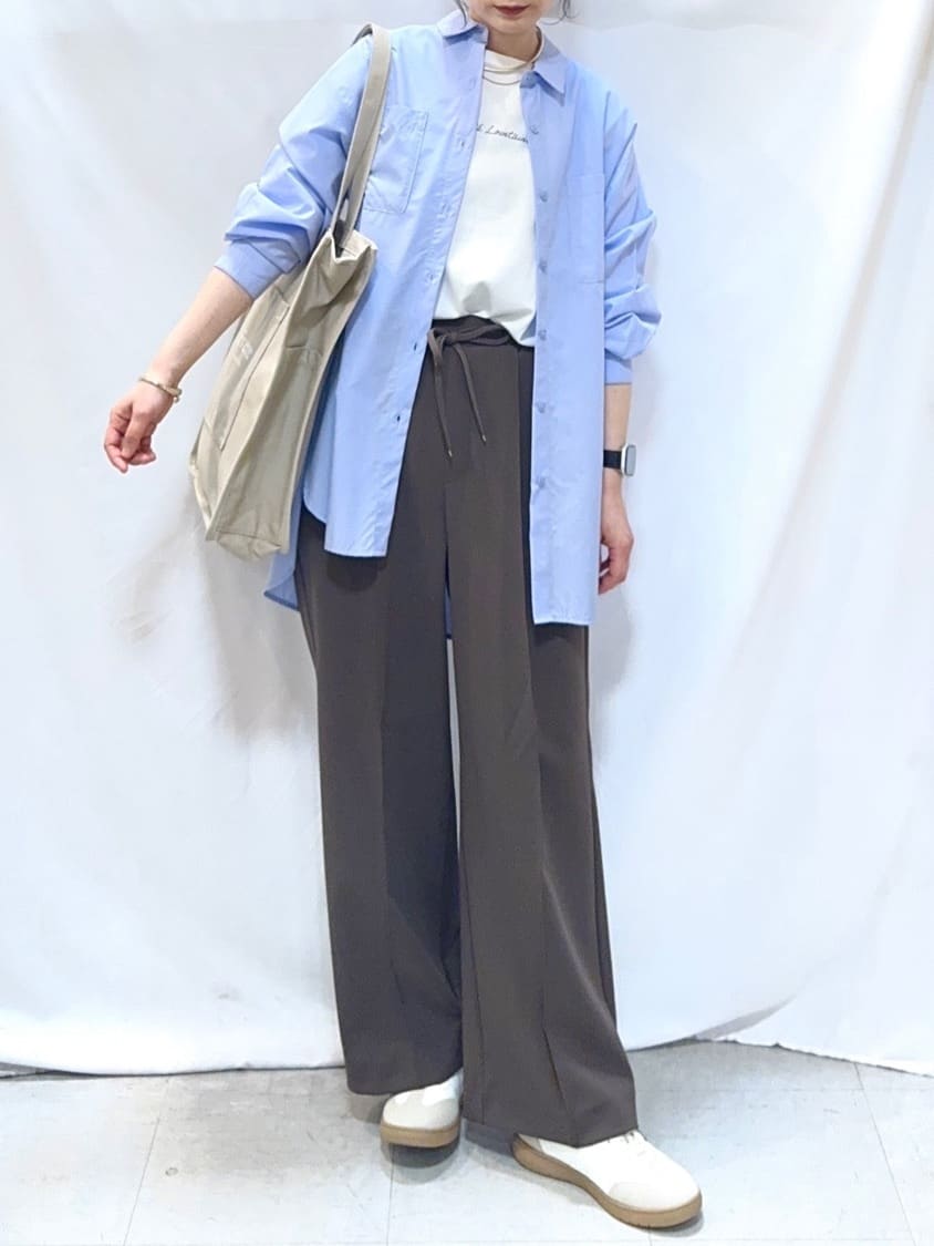𝐇𝐢𝐫𝐨𝐦𝐢さんの「SHOO･LA･RUE｜【体型カバー】バックギャザーで魅せる オーバーサイズシャツ」を使ったコーディネート