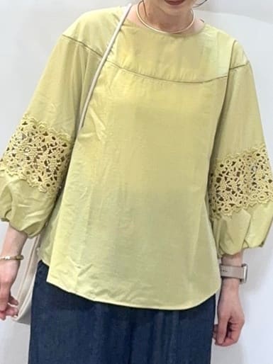 𝐇𝐢𝐫𝐨𝐦𝐢さんの「SHOO･LA･RUE｜【洗濯機可/7分袖】インせず着られる 透かし編み柄が上品な レース切替シャツ」を使ったコーディネート