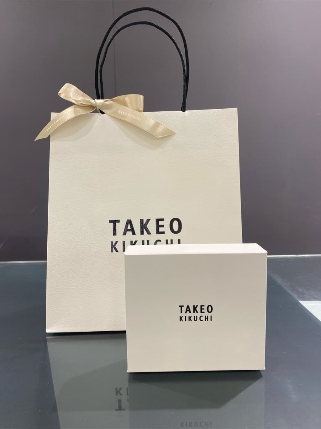 uedaさんの「TAKEO KIKUCHI｜【姫路産レザー】ソフトタッチキップ2つ折り財布」を使ったコーディネート
