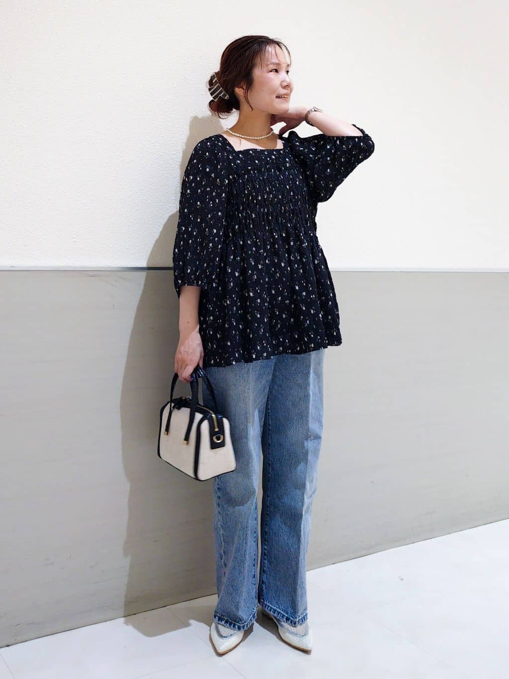 maruさんの「THE SHOP TK｜大人のフェミニンスタイルに 花柄楊柳シャーリングブラウス」を使ったコーディネート