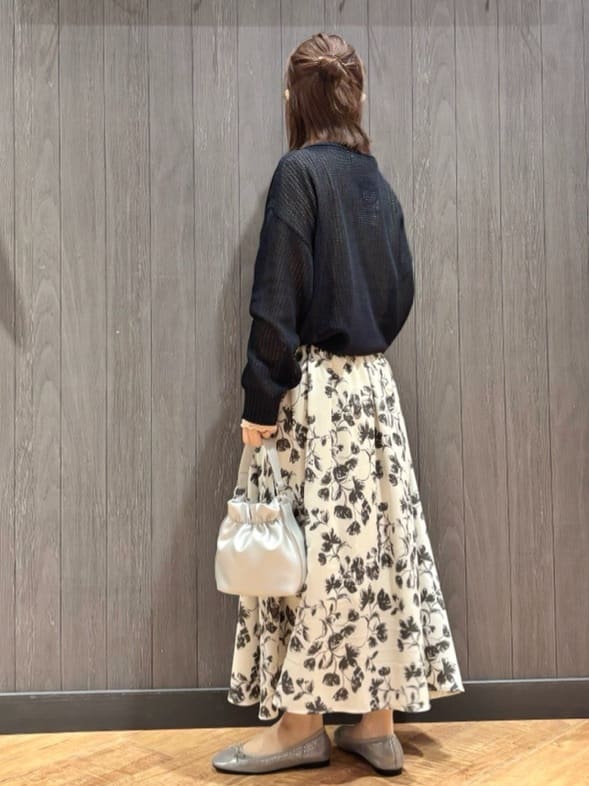 meiさんの「SHOO･LA･RUE｜【洗濯機可/S-LL】キーネックでお顔周りすっきり ざっくり編みカーディガン」を使ったコーディネート