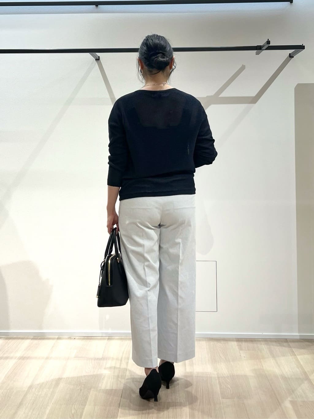 TOMOMIさんの「UNTITLED｜【8色展開/程よい透け感】ドライタッチボートネックニット」を使ったコーディネート