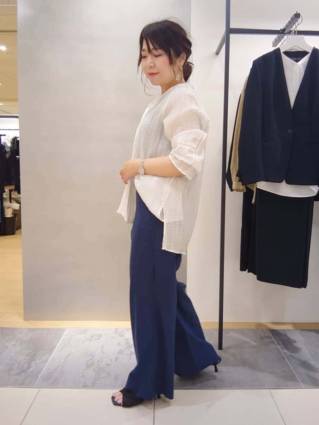 TOMOMIさんの「INDIVI｜【洗える／シャーリング素材】ボリューム袖エアリーブラウス」を使ったコーディネート