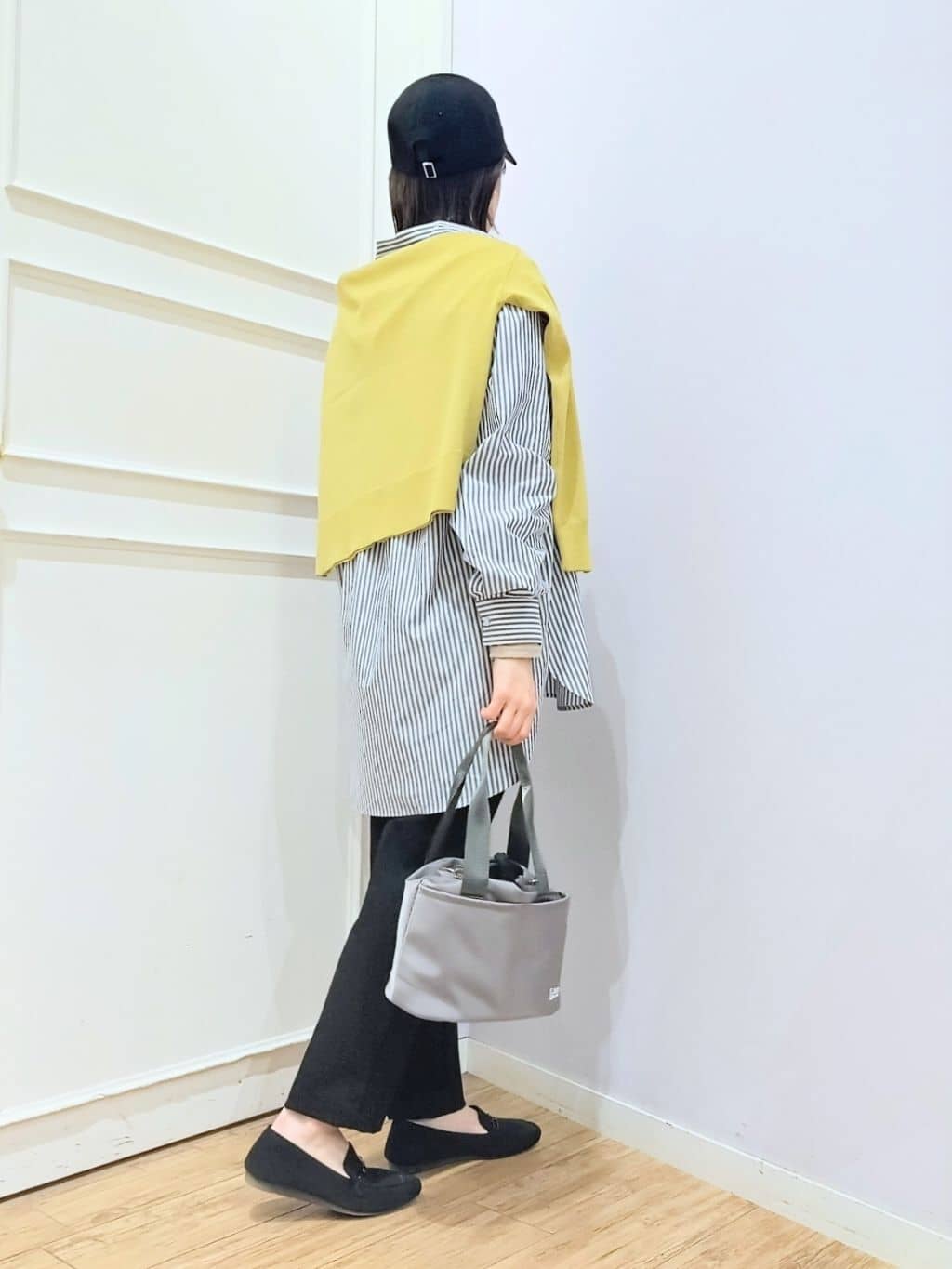 miomioさんの「SHOO･LA･RUE｜【Lee別注／撥水】巾着ショルダーバッグ」を使ったコーディネート