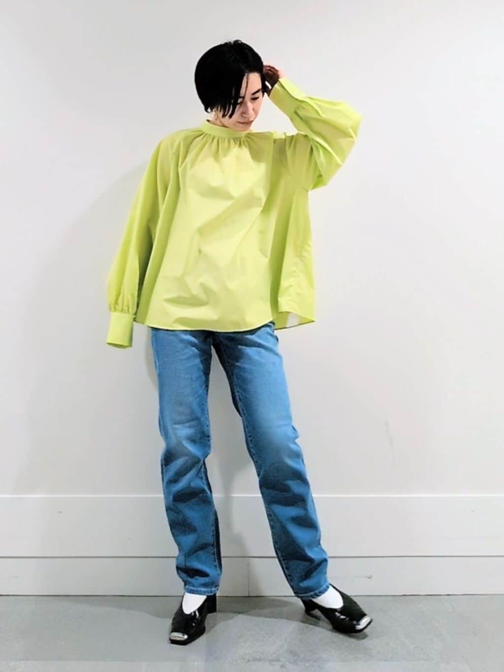 ミズタさんの「UNTITLED｜【洗える/オンオフ使える】タイプライタースタンドネックブラウス」を使ったコーディネート