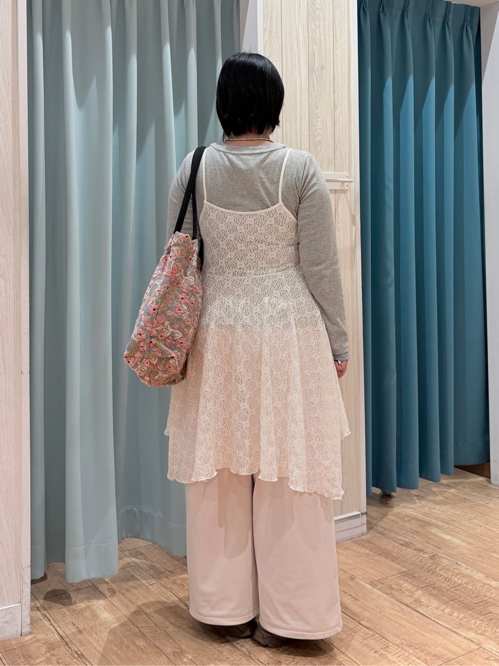 砂糖さんの「SHOO･LA･RUE｜【前後2WAYネック】レイヤードスタイルにおすすめ レースキャミチュニック」を使ったコーディネート