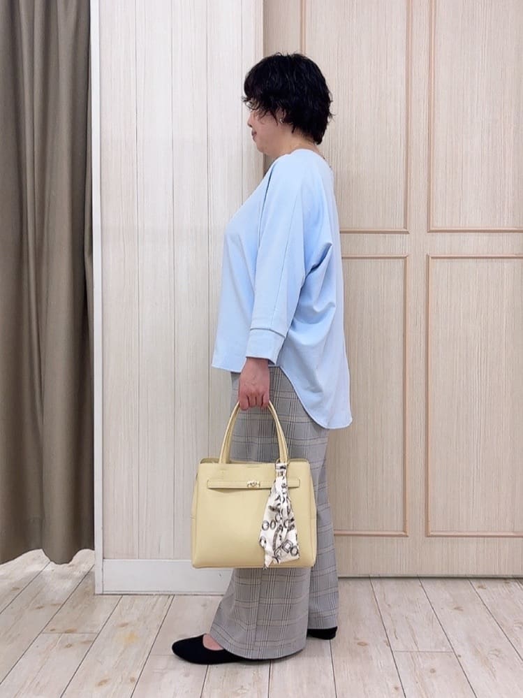 えりっこさんの「SHOO･LA･RUE｜【着丈選べる/体型カバー/洗濯機可】さらさらとろん ドルマンブラウス」を使ったコーディネート