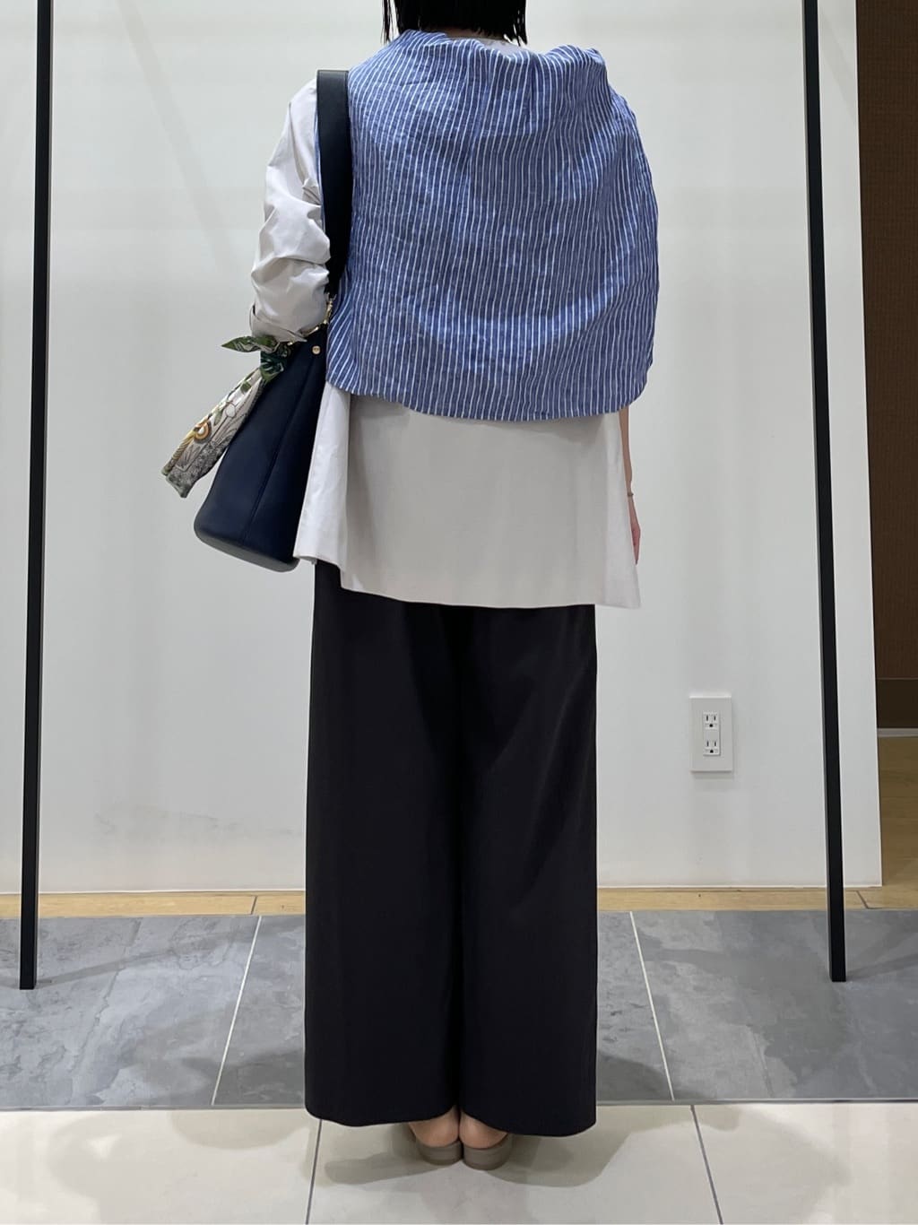 shihoさんの「INDIVI｜【撥水/軽量】ミドル丈 ミニマルトレンチコート」を使ったコーディネート