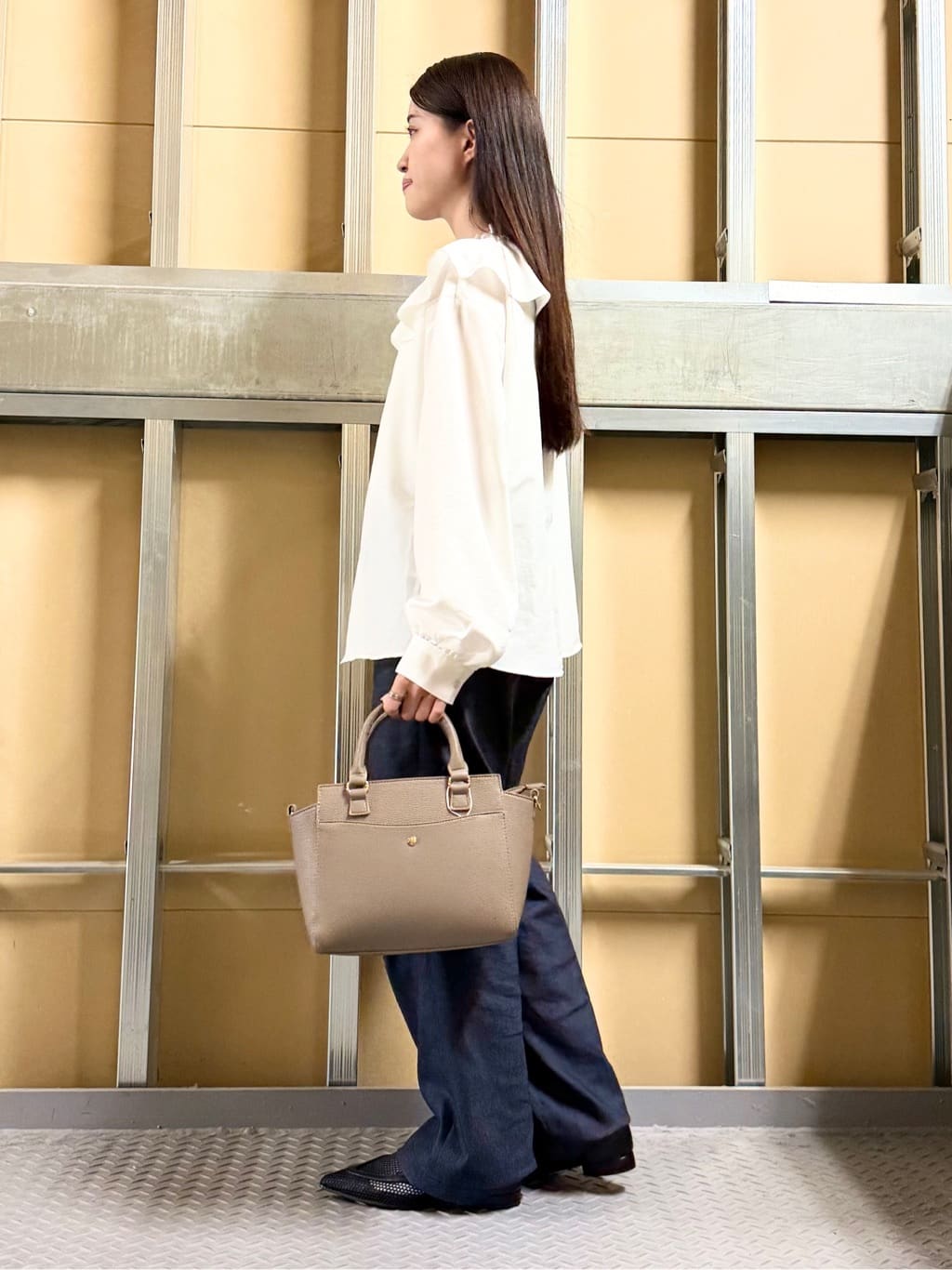 sahoさんの「THE SHOP TK｜大人のフェミニンカジュアルに エアリーフリルブラウス」を使ったコーディネート