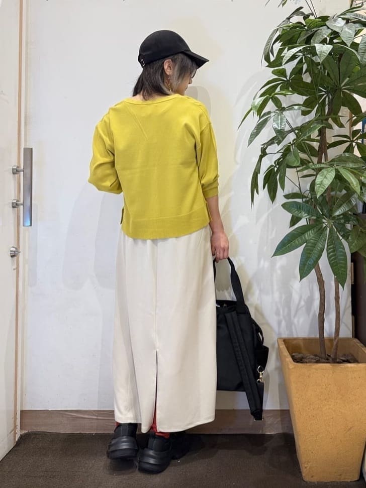 misakiさんの「SHOO･LA･RUE｜【洗濯機可/UV】さらっとしたタッチが心地よい ショート丈 Vネックカーディガン」を使ったコーディネート